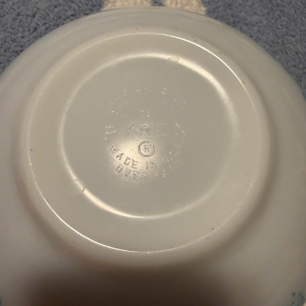 Vintage Pyrex Amish Butterprint Cinderella Blue and White Mixing Bowls Set of 3 - Picture 6 of 8